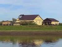 Вид на усадьбу Кигач-Ривер от реки Кигач